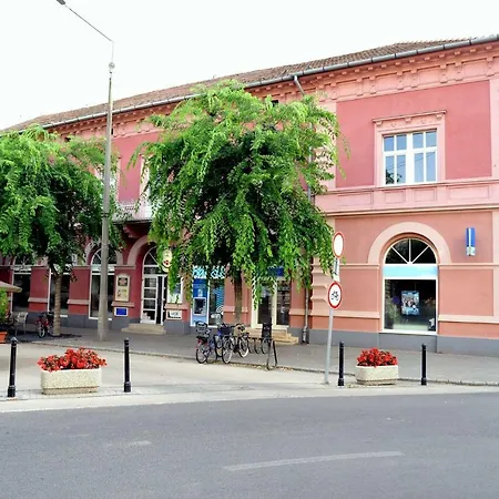 Piros Arany Panzio בית הארחה 3*